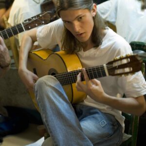 Alumno aprendiendo guitarra flamenca