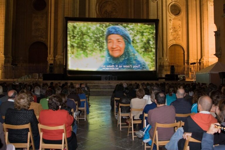 Cine al aire libre durante el Festival Internacional Cines del Sur de Granada. Plaza de las Pasiegas.