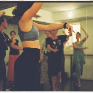 Macarena montando coreografía