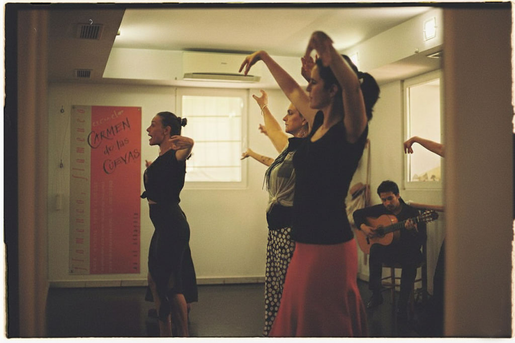 Clase de baile flamenco con acompañamiento de guitarra